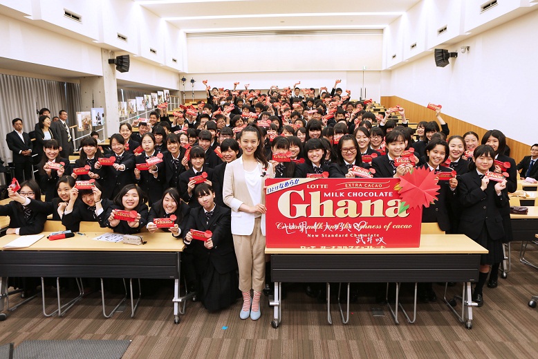 東京都市大学等々力中学校・高等学校では、2013年5月9日（木）、女優の武井咲さんを講師に招き、中学3年生を対象に母の日特別授業を行いました
