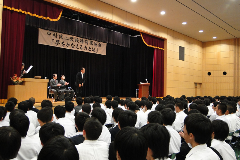 ノーベル物理学賞を受賞した中村修二教授が東京都市大学付属中学校・高等学校で生徒にエール