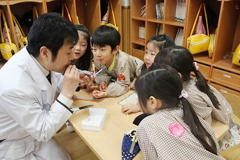 東京都市大学二子幼稚園　　東京都市大学等々力中学校・高等学校の教員と理科部の生徒を講師に迎え「科学体験教室」を開催