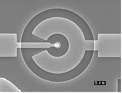 図2　　電流注入型発光デバイスの電子顕微鏡写真（東京都市大学総合研究所）