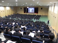 会場いっぱいの本校生徒が講演をおききしました.JPG