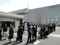 東京都市大学付属中学校入学式　校門の前で記念撮影.JPG