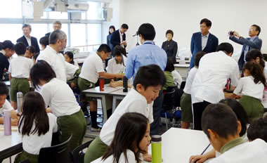 東京都市大学付属小学校では、10月19日にシェフ三國清三氏による食育プログラムを行いました。