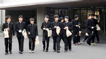 東京都市大学付属中学校・高等学校　　感謝の意を込めて成城の街を清掃活動