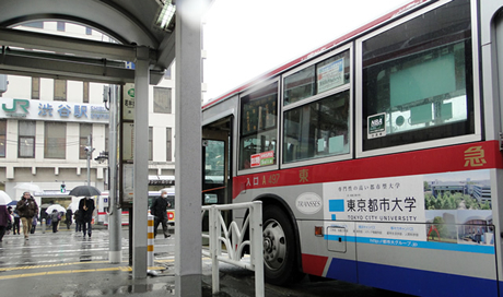 渋谷駅と東京都市大学グループラッピングバス