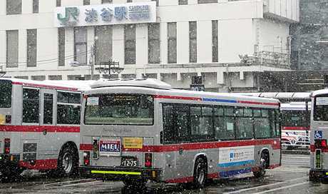 渋谷駅と東京都市大学グループのラッピングバス