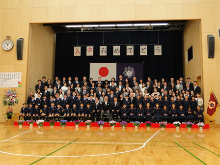 東京都市大学付属小学校　桜咲き誇る中の入学式