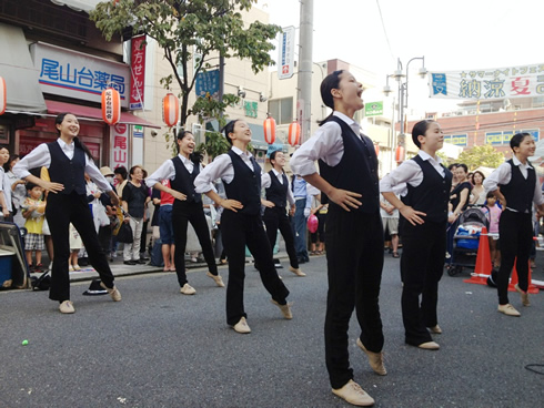 東京都市大学等々力中学校・高等学校　バトン部と吹奏学部の生徒が「尾山台サマーナイトフェスティバル」で熱演を披露