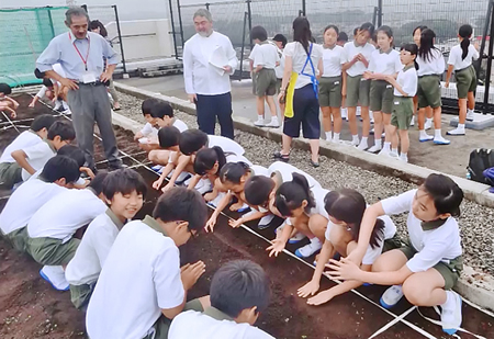 東京都市大学付属小学校において食育プログラム「ミクニレッスン」の種まき実習が行われました