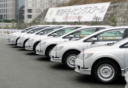東急ドライビングスクール　新しい車が並んでおります.jpg