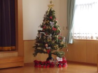 遊戯室に飾られていたクリスマスツリー.jpg